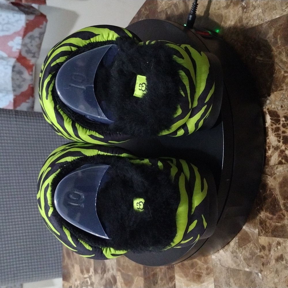 NWB UGG Slides - Picture 5 of 7
